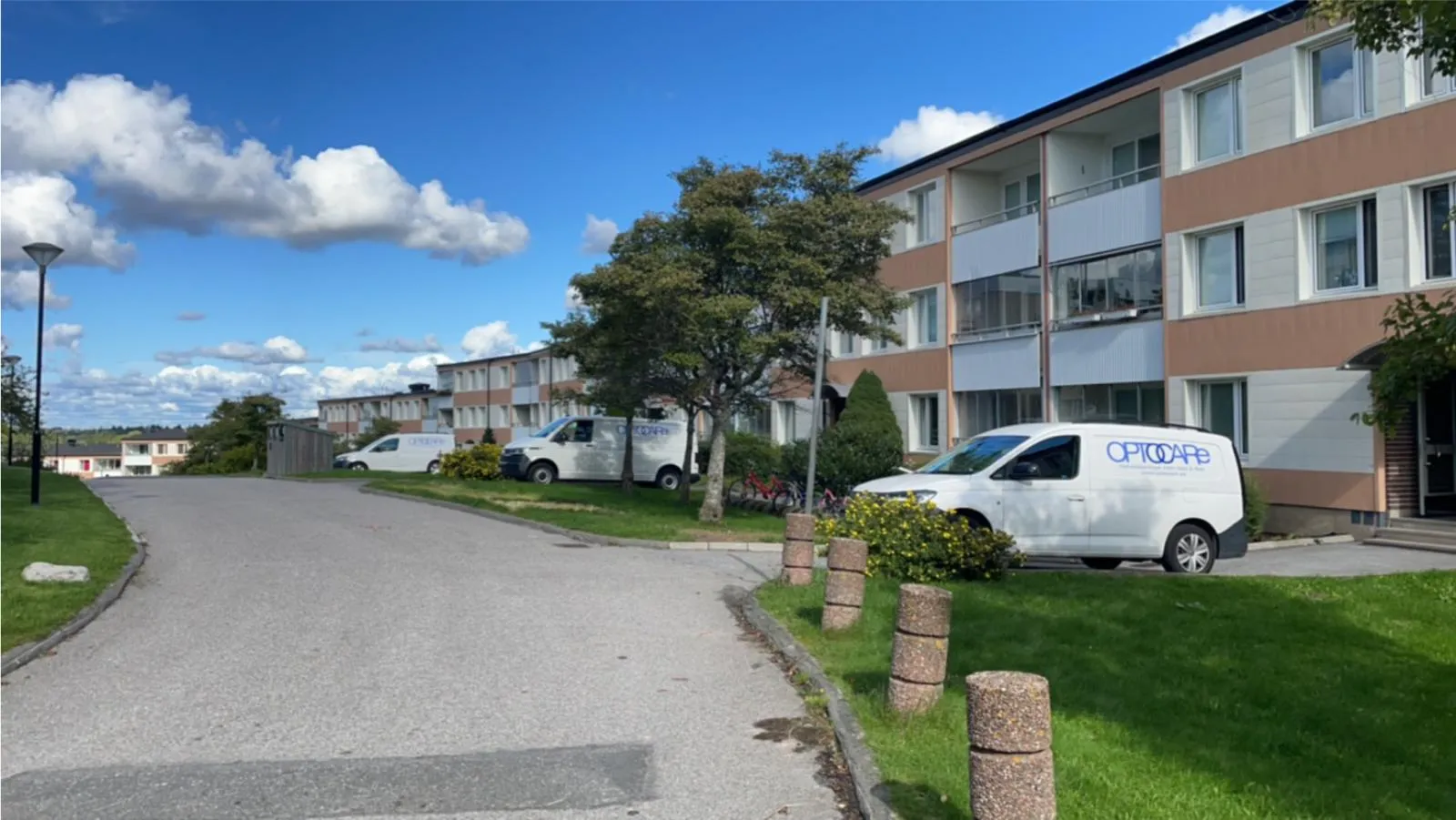 Optocare företagsbilar på plats vid bostadsområde